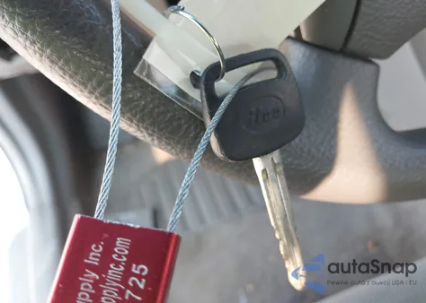 2005 Toyota Camry Le z USA, uszkodzony, nr VIN 4T1BE32K55U404868